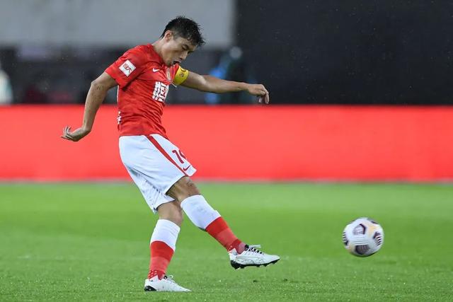 土媒：费内巴切在同时谈4-5名中卫