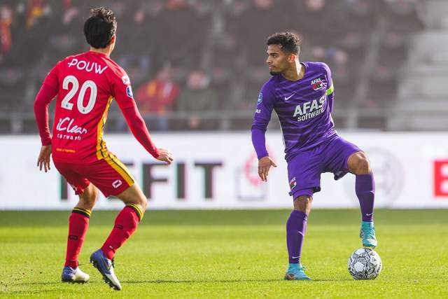 梅西社交媒体晒图 球场边悠闲喝茶发型梦回2018